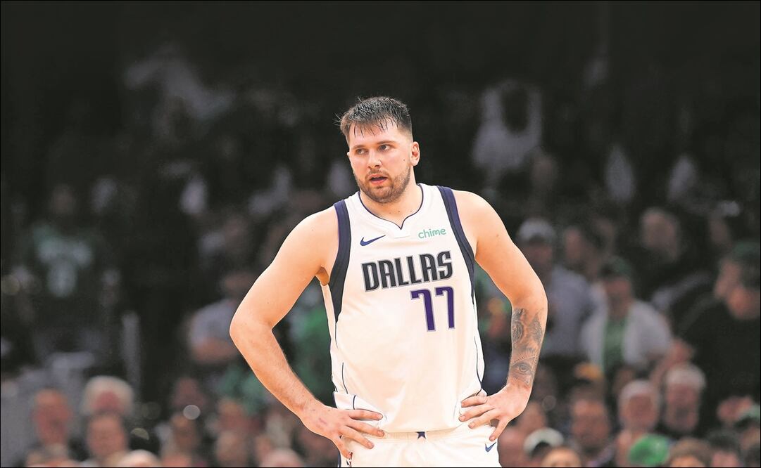 Luka Doncic se despide de los Mavs / Foto: AFP