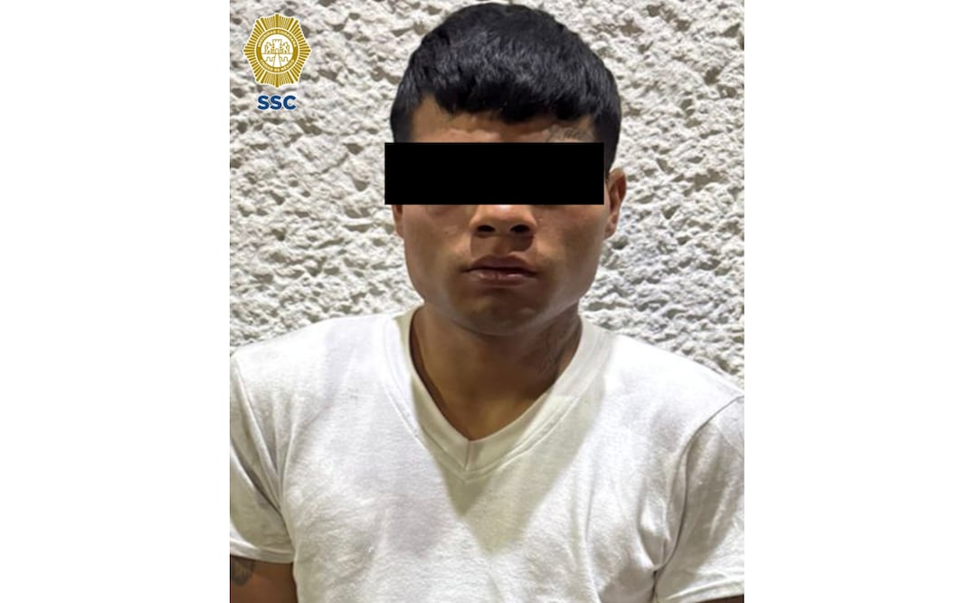 Elementos de la SSC de la CDMX detuvieron a un hombre presuntamente relacionado con la agresión a balazos que dejó como saldo dos personas sin vida en la alcaldía Tlalpan.
Foto: Especial.