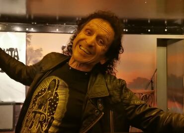 Alex Lora "embriaga" a sus fans con mezcal y tequila