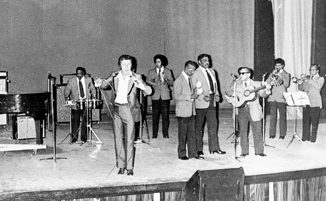 La Sonora Matancera y Carlos Argentino, en los 90. A mediados de la década, el conjunto ostentaba el récord de la presentación en vivo con más público, con casi 240 mil personas en Tenerife, España. /Hemeroteca EL UNIVERSAL