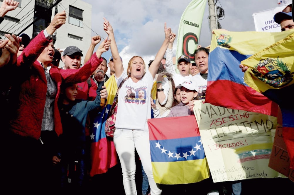 Decenas de venezolanos residentes en Colombia protestan frente a la embajada de su país en Bogotá, en rechazo a la investidura de Nicolás Maduro, ayer, para un segundo periodo presidencial. (LEONARDO MUÑOZ. EFE)