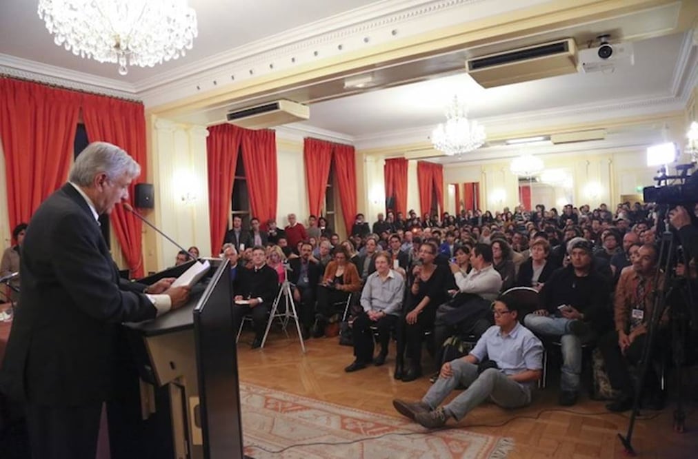 Andrés Manuel López Obrador ofreció ayer una conferencia en la Casa de América Latina, en París (ESPECIAL)