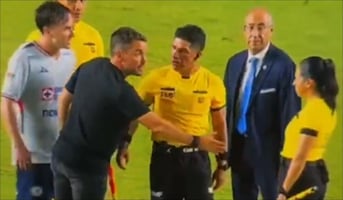 La asistente arbitral Karen Díaz le negó el saludo a Nicolás Larcamón, entrenador del Cruz Azul