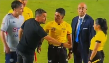La asistente arbitral Karen Díaz le negó el saludo a Nicolás Larcamón, entrenador del Cruz Azul