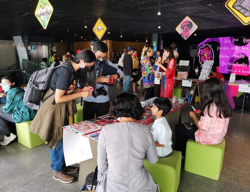 Feria "Chicle y pega", organizada por Alas y Raíces. Foto: Cuenta de Twitter de Alas y Raíces 