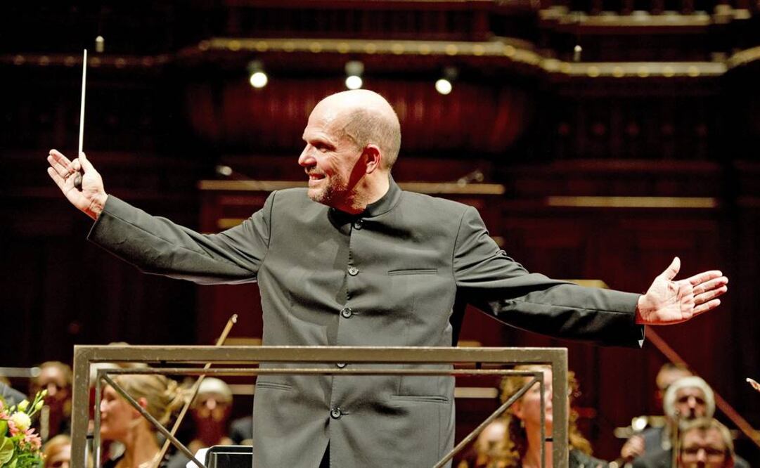Van Zweden estudió en la escuela de Juilliard. Tenía 19 años cuando se convirtió en el concertino más joven de la Orquesta Real del Concertgebouw en Holanda. FOTO: Robin Utrecht/EFE.