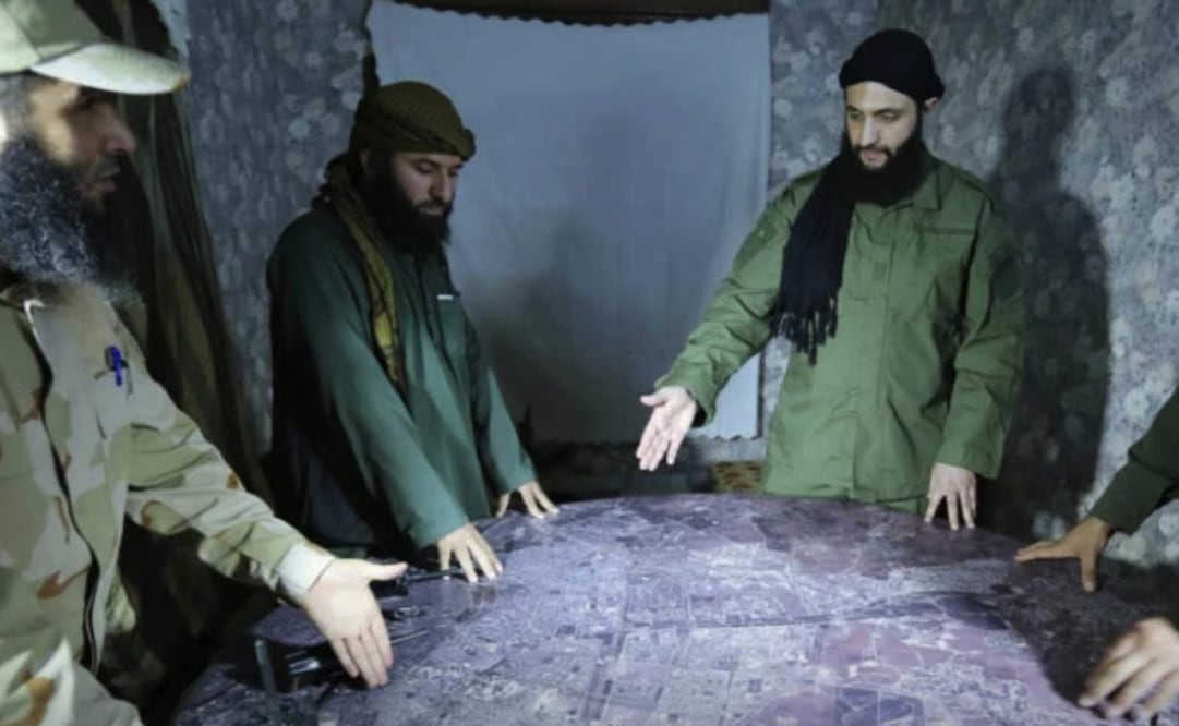 En esta imagen de archivo sin fecha, distribuida por un grupo insurgente en 2016, se muestra a Abu Mohammed al-Golani, el líder de la filial de Al Qaeda en Siria (segundo por la derecha), discutiendo detalles del campo de batalla con comandantes en Alepo, Siria. Foto: AP