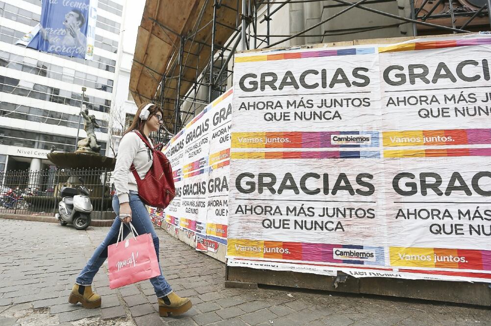 Buenos Aires amaneció ayer con carteles de agradecimiento del opositor Mauricio Macri, quien enfrentará al oficialista Daniel Scioli, en segunda vuelta (DAVID FERNÁNDEZ. EFE)