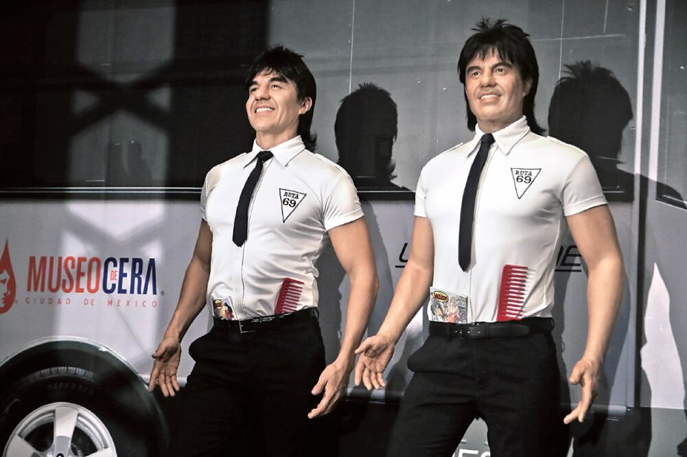 El actor posó al lado de su réplica ante medios, colegas y familiares (ALEJANDRA LEYVA. EL UNIVERSAL)