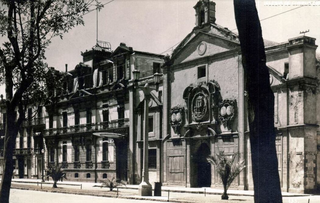 La avenida Juárez y el ex convento de Corpus Christi, actual sede del Archivo General de Notarías, en una fotografía de inicios de los años treinta. Del lado izquierdo se aprecia la residencia de José Yves Limantour, que albergó la Suprema Corte de Justicia de 1919 a 1941; en su lugar se levantó uno de los edificios del Conjunto Alameda, que resultó dañado por los sismos de 1985. Hoy aquí se encuentra la Plaza Juárez. Crédito: Col. Villasana-Torres