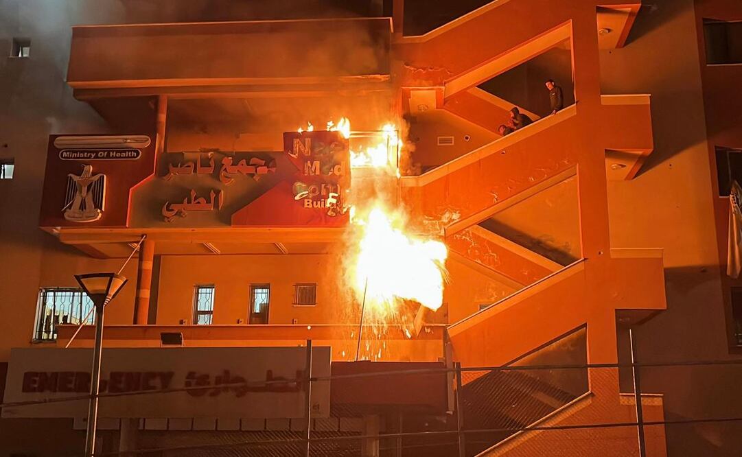Palestinos intentan apagar un incendio en el servicio de urgencias del hospital Nasser, tras un ataque aéreo israelí, en Khan Yunis, en el sur de la Franja de Gaza, el 23 de marzo de 2025. Foto: AFP