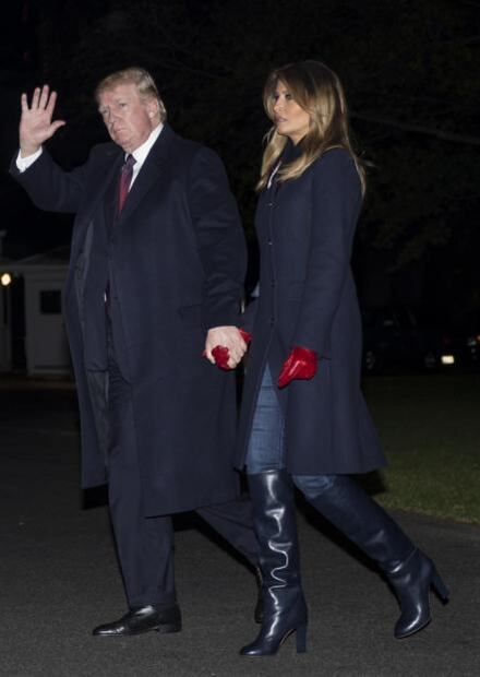 Melania Trump apuesta por botas y jeans para su regreso a la Casa Blanca