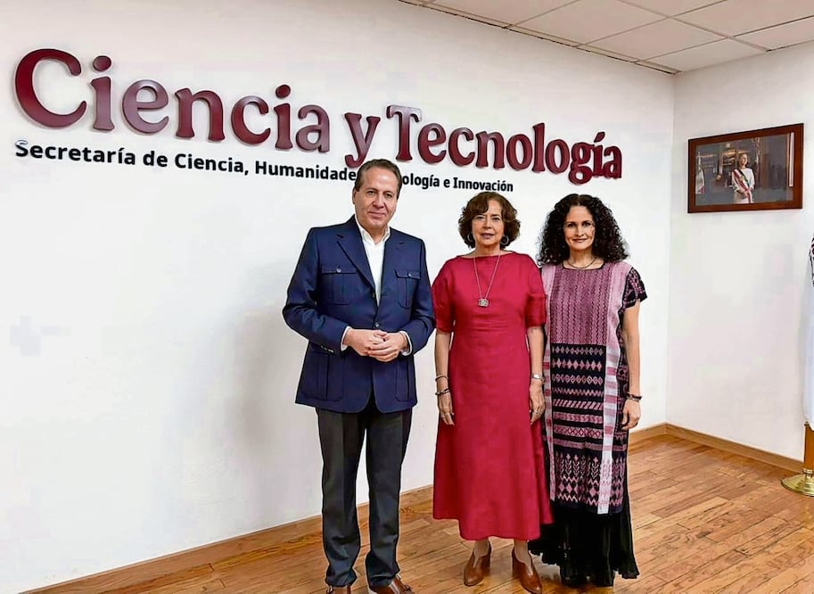 El diputado Eruviel Ávila, la secretaria Rosaura Ruiz y la senadora Susana Harp sostuvieron ayer una reunión. Foto: Especial