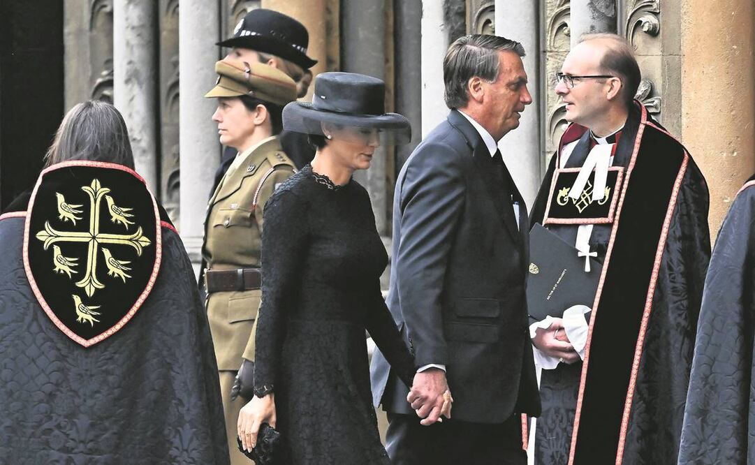 El presidente de Brasil, Jair Bolsonaro (der.), en el funeral de Estado de Isabell II. El líder latinoamericano inaugura hoy la Asamblea General de la ONU. Foto: Marco Bertorello/ AFP.