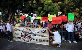 Familiares y amigos del periodista Alejandro Leyva protestan durante el desfile de la Guelaguetza; exigen justicia por su asesinato