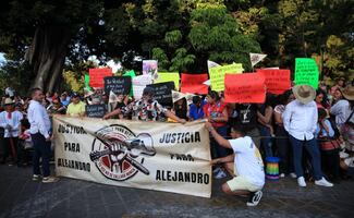 Familiares y amigos del periodista Alejandro Leyva protestan durante el desfile de la Guelaguetza; exigen justicia por su asesinato