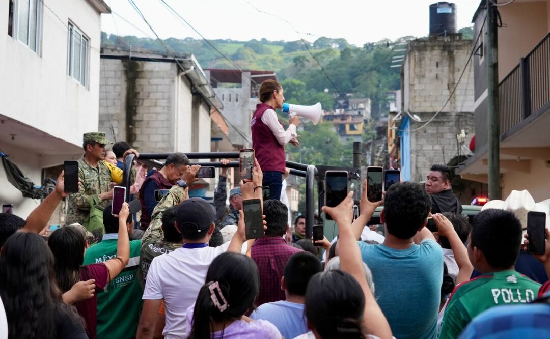 Presidenta Claudia Sheinbaum durante recorrido por el estado de Hidalgo tras intensas lluvias (18/10/2025). Foto: Especial