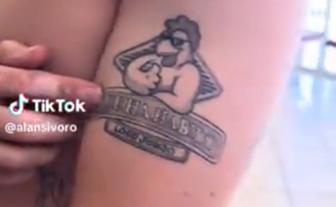 Tatuaje de Pollo Feliz. / Foto: Captura de video de TikTok