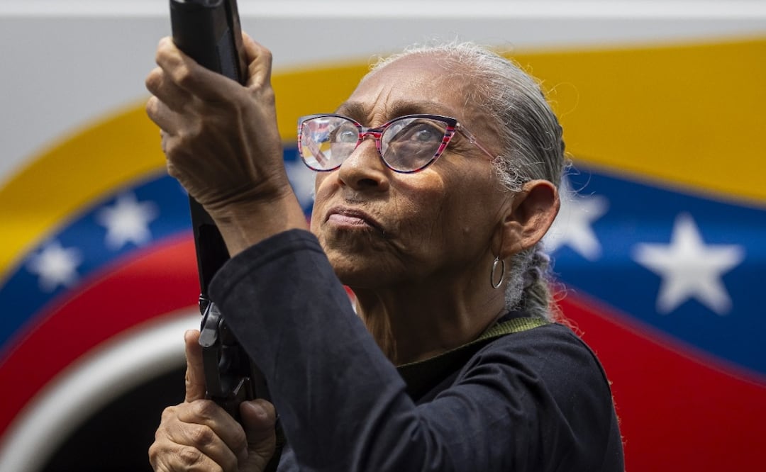 El simulacro del sábado fue diseñado para enfrentar desde un terremoto y un tsunami hasta un conflicto bélico, según un documento oficial. En la imagen, una persona apunta con un arma durante instrucciones militares por parte de la Fuerza Armada Nacional Bolivariana (FANB) de Venezuela el 20 de septiembre pasado. Foto: Miguel Gutiérrez / EFE