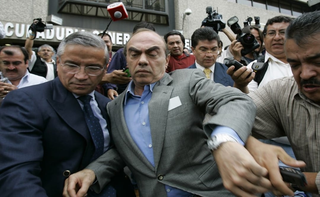 Kamel Nacif is mobbed by journalists as he leaves Mexico's newly-appointed special prosecutor in Mexico City, Tuesday, May 16, 2006 - Photo: Eduardo Verdugo/AP