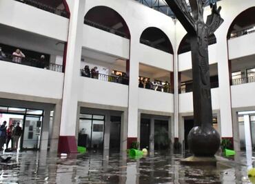 Continúan labores de limpieza por inundación en palacio municipal de Atizapán