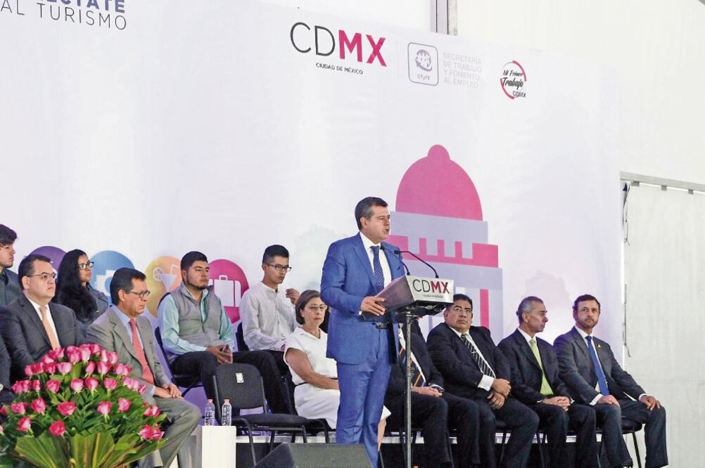 El jefe de Gobierno inauguró ayer la Feria del Empleo Turístico y Restaurantero, en el Monumento a la Revolución, donde se ofertaron mil 600 vacantes en áreas como agente de reservaciones, subgerente, chef y subchef, entre otros (CDMX)