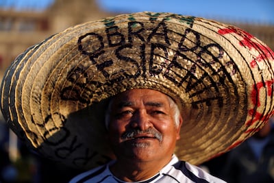 Crónica. La gente esperó bajo el rayo del sol la llegada de AMLO al Zócalo