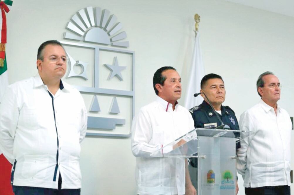 El gobernador Carlos Joaquín destacó que Del Ángel Campos deja una corporación “en crecimiento y confiable”. A la izquierda, el nuevo secretario de Seguridad Pública, Alberto Capella.