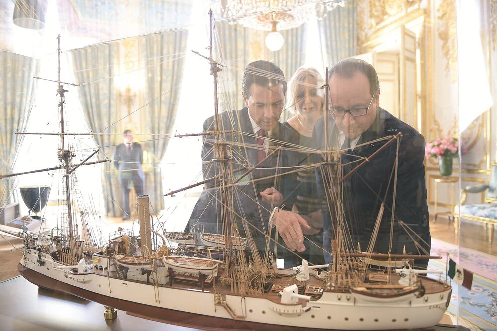 François Hollande recibió al presidente Peña Nieto en el Palacio del Elíseo, donde el mandatario mexicano le entregó una réplica del Buque-Escuela Cuauhtémoc (ESPECIAL)