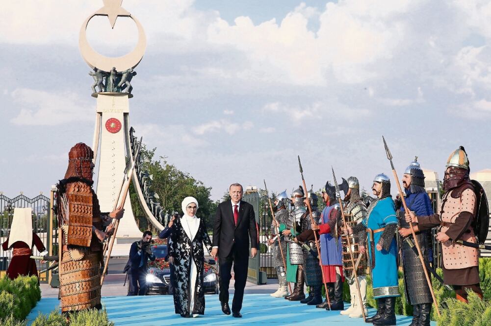 El presidente turco Recep Tayyip Erdogan (der.) y su esposa Emine Erdogan (izq.) a su llegada al Palacio Presidencial para la toma de posesión ayer (EFE)