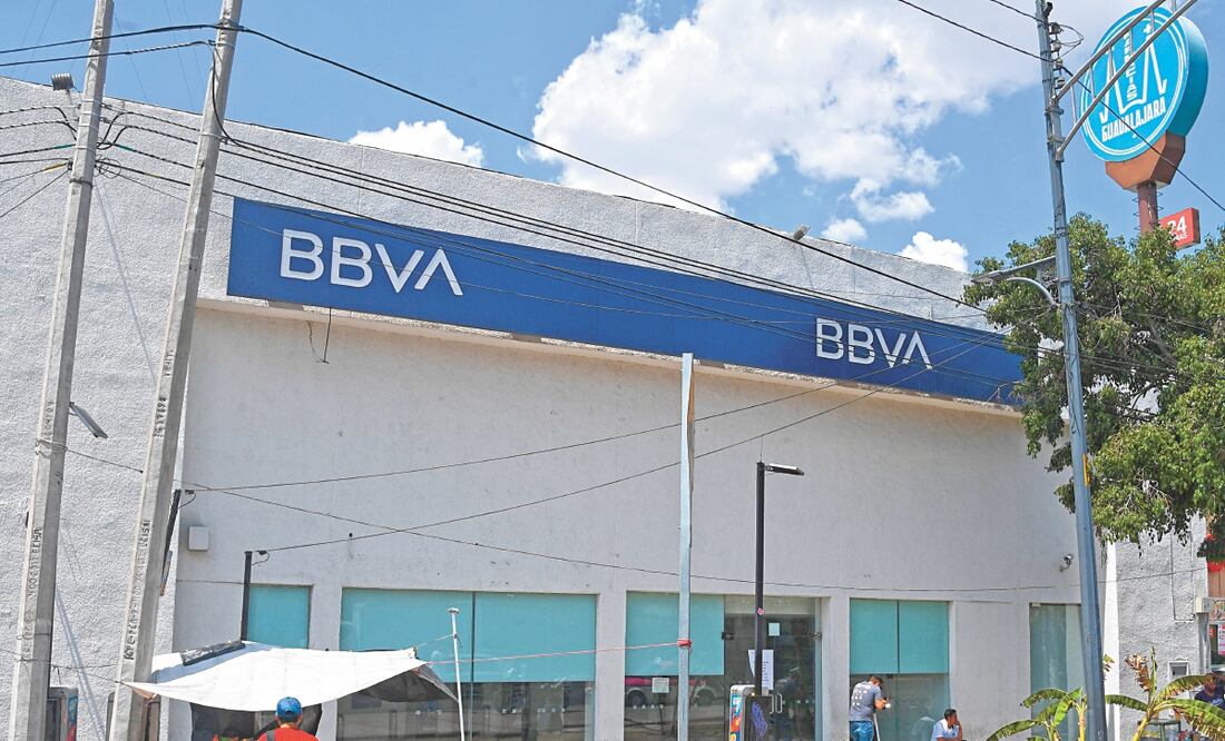 Una empleada de una sucursal de BBVA fue obligada por hombres armados a sustraer dinero de la bóveda y cajeros automáticos. Foto: ARMANDO MARTÍNEZ. EL UNIVERSAL