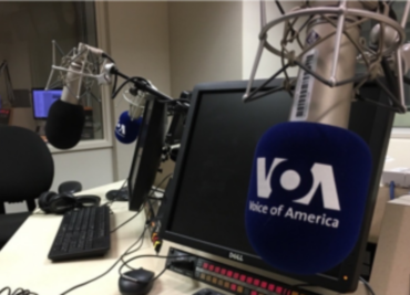 Juez de EU bloquea despido de más de 500 empleados de la Voz de América
