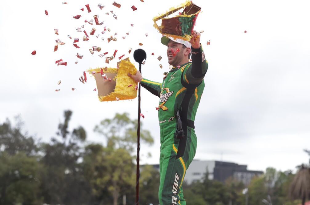 Daniel Suárez en festejo, durante la NASCAR Cup Series en el Autódromo Hermanos Rodríguez - Foto: Carlos Mejía/EL UNIVERSAL