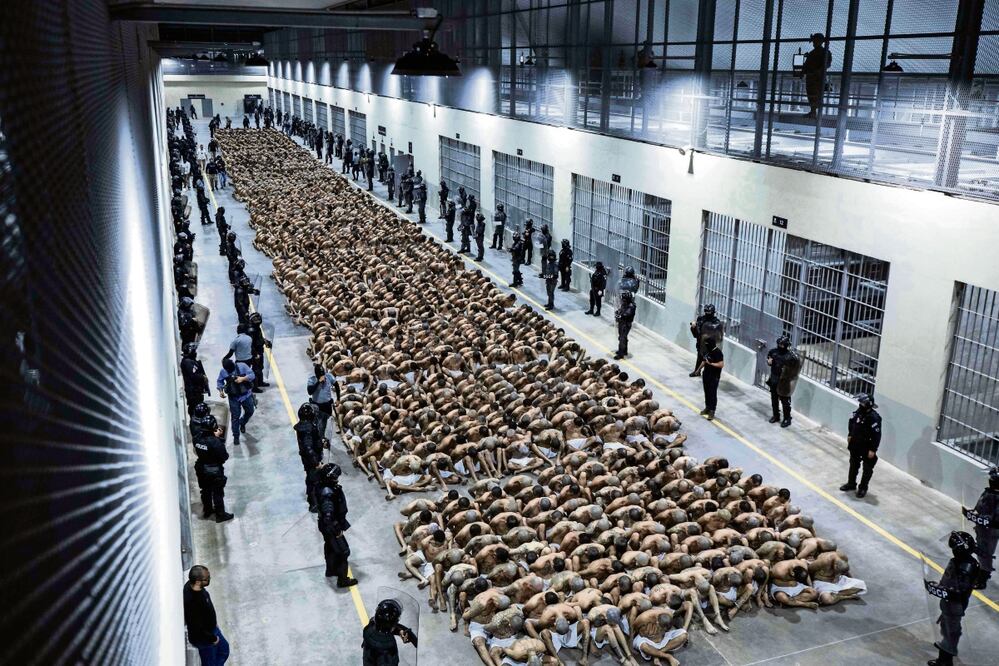 Reclusos pertenecientes a las pandillas en el Centro de Confinamiento del Terrorismo, en Tecoluca, Foto:AFP