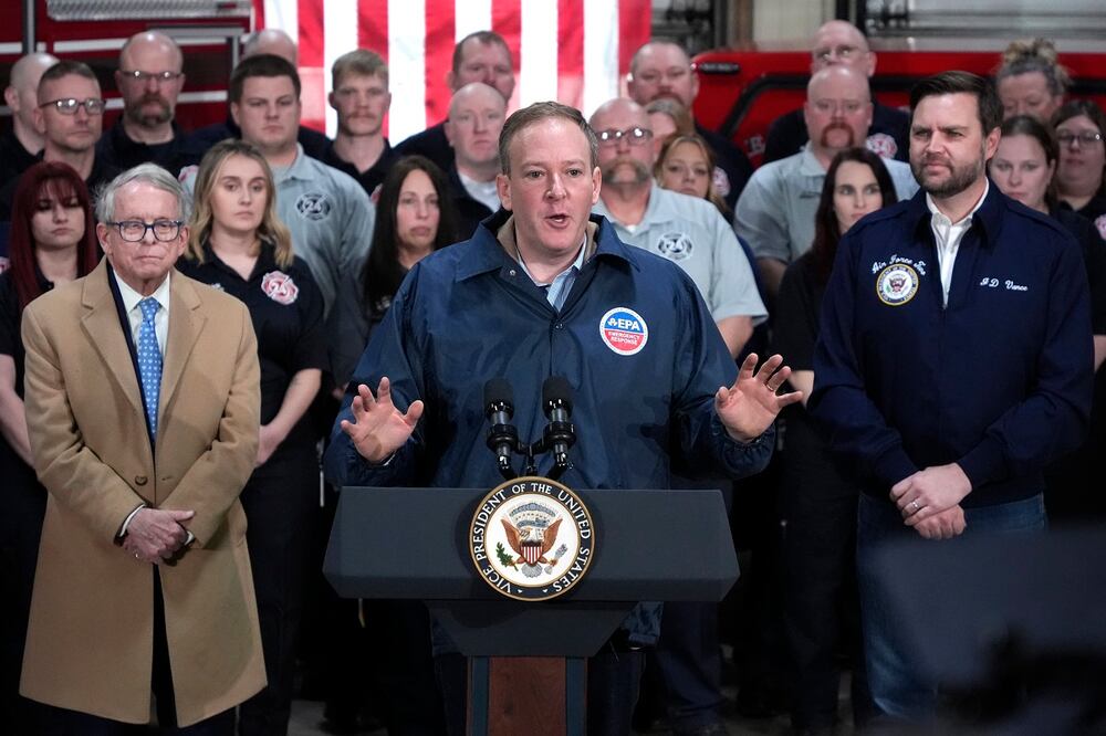 El vicepresidente J. D. Vance (derecha) y el gobernador de Ohio, Mike DeWine (izquierda), escuchan al administrador de la Agencia de Protección Ambiental (EPA), Lee Zeldin (centro), hablar en la Estación de Bomberos de East Palestine, Ohio, el 3 de febrero pasado. Foto: AP