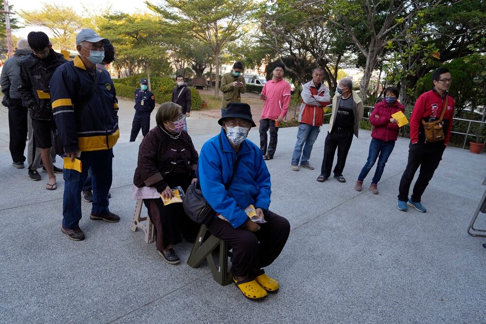 Taiwaneses hacen fila para votar en Tainan. Foto: AP