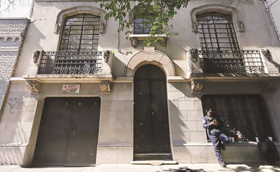 Uniformados de la SSC vigilan la casa gris marcada con el 113 de la calle de Medellín, en Cuauhtémoc. 