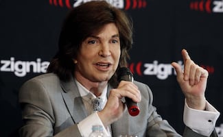 Graban escenas de una serie para adultos en la tumba de Camilo Sesto; la familia exige disculpas públicas