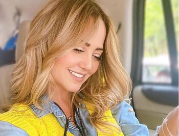 Andrea Legarreta impacta en bikini posando de espaldas