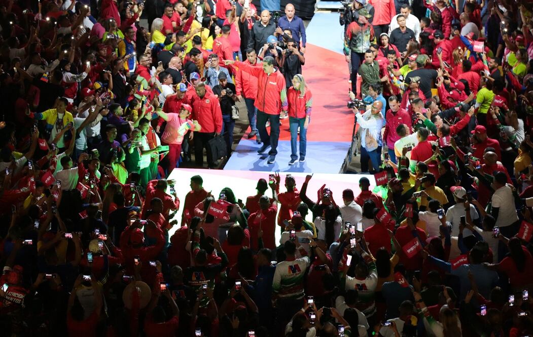 El presidente venezolano, Nicolás Maduro (centro), acompañado por su esposa, Cilia Flores, al saludar a sus seguidores a su llegada a un Congreso para anunciar su candidatura con el Partido Socialista Unido de Venezuela (PSUV). Foto: AFP