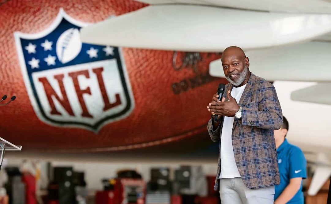 MEX9576. CIUDAD DE MÉXICO (MÉXICO), 04/08/2026.- Emmitt Smith, leyenda de los Dallas Cowboys y miembro del Salón de la Fama de la National Football League (NFL), habla durante una rueda de prensa este martes, en la Ciudad de México (México). Smith reconoció la importancia de que la NFL mantenga su crecimiento en México y alrededor del mundo. EFE/José Méndez