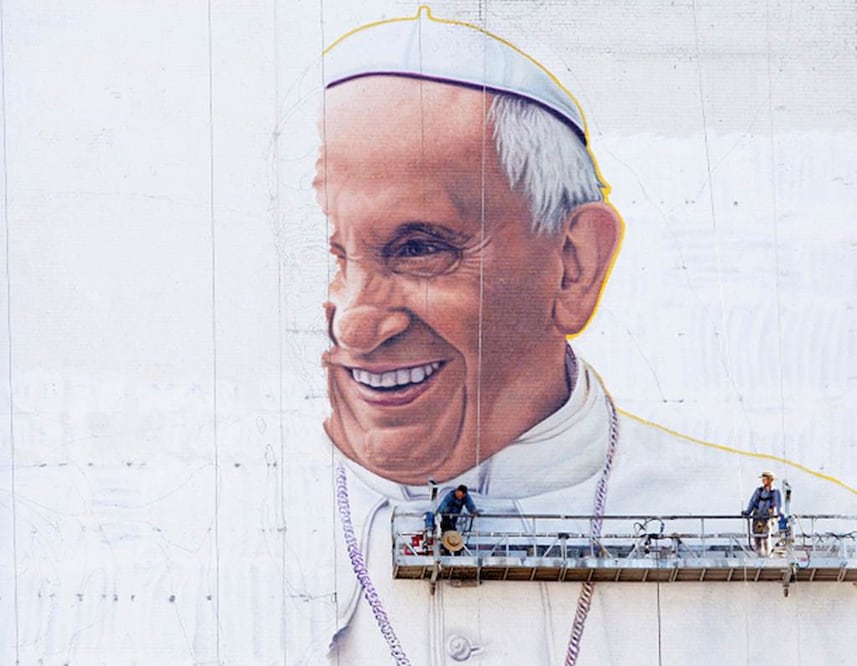 Vista de un muro con la imagen del papa Francisco en un edificio de Nueva York. El pontífice estará de visita en la Unión Americana desde el 22 y hasta el 27 de septiembre (AP)