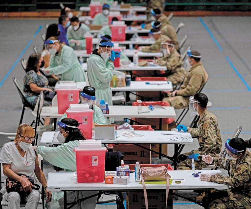 Adultos mayores son vacunados con la sustancia de Moderna, en un centro en Puerto Rico. RICARDO ARDUENGO. AFP