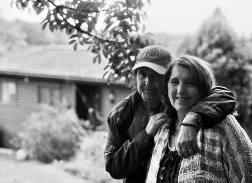 Anuncian con esta foto la muerte del músico Philip Anthony Campbell.
"Phil fue un esposo devoto, un padre maravilloso y un abuelo orgulloso y cariñoso".