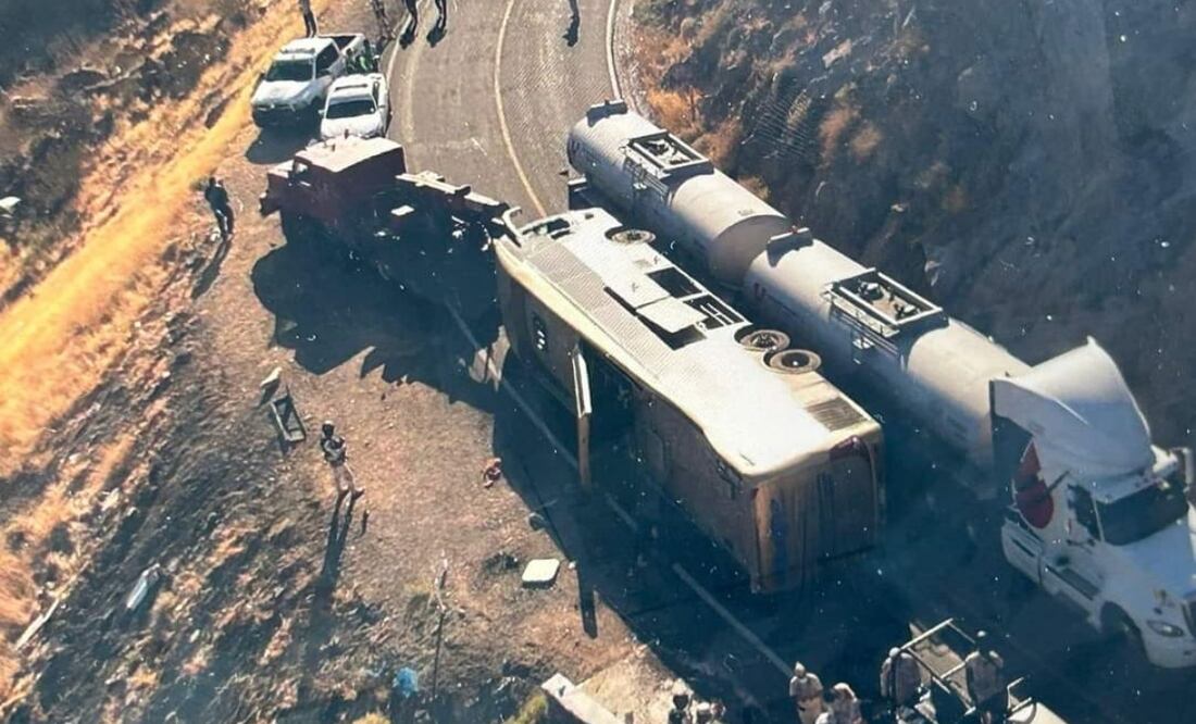 Reportan volcadura de autobús con jornaleros agrícolas en Baja California Sur; hay varias personas heridas (05/10/2024). Foto: Especial