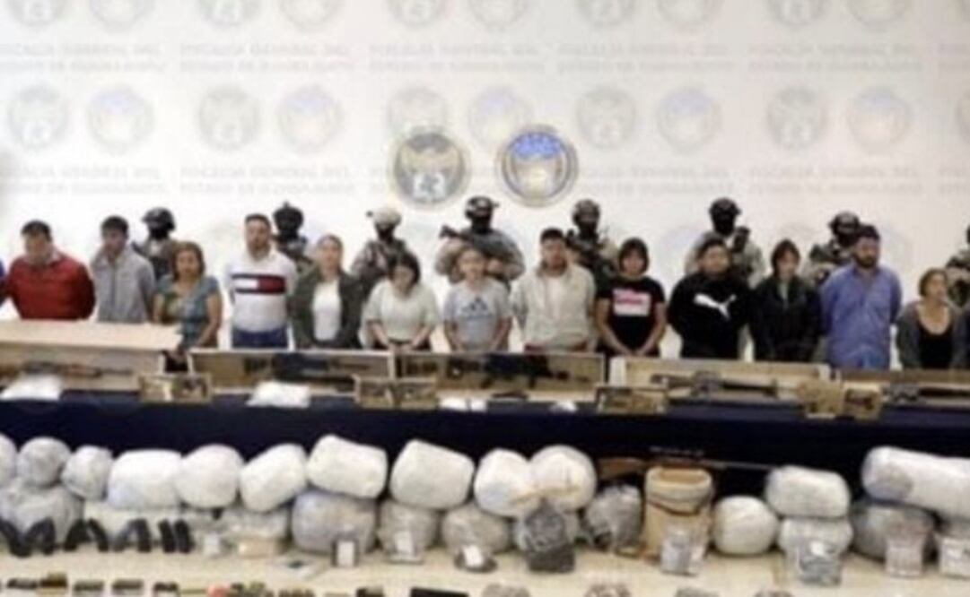 En la imagen exhibe armas largas aseguradas a los detenidos. Foto: Especial