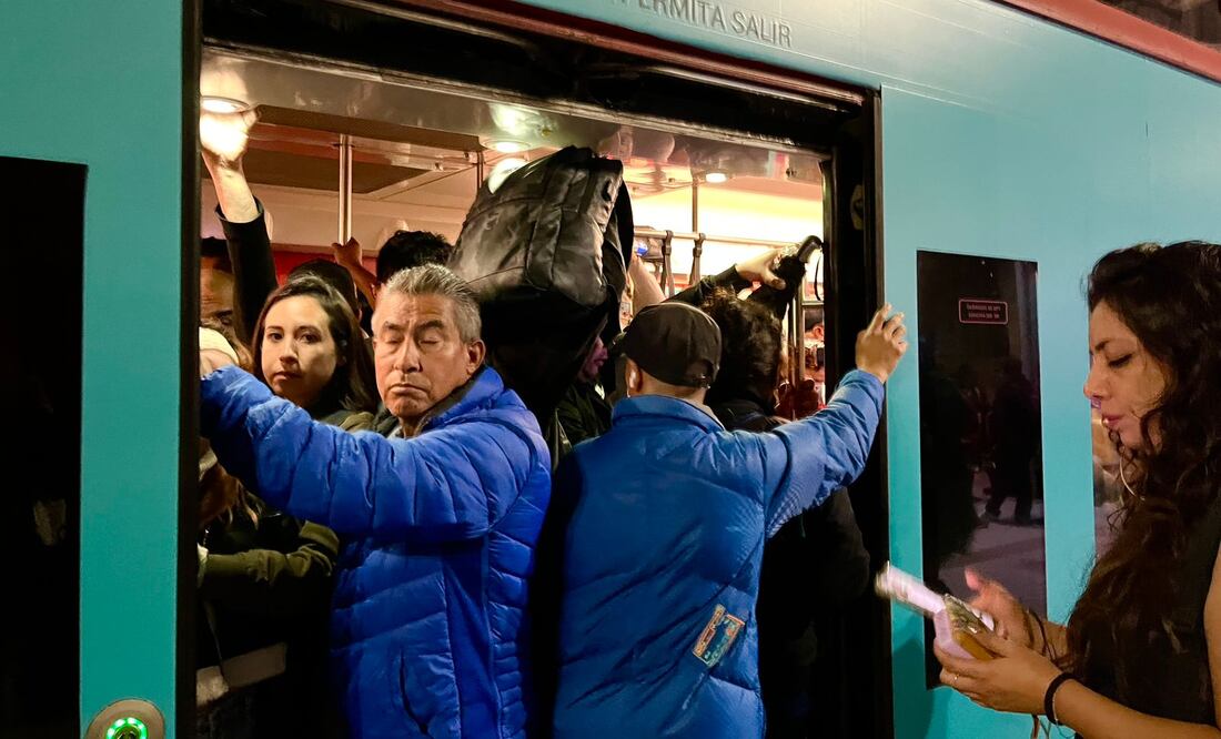 La tarde-noche de este viernes 20 de junio se reporta una alta afluencia en el Tren Suburbano debido a la suspensión del servicio a causa de afectaciones al sistema eléctrico. (Foto: Fernanda Ortiz/ EL UNIVERSAL)