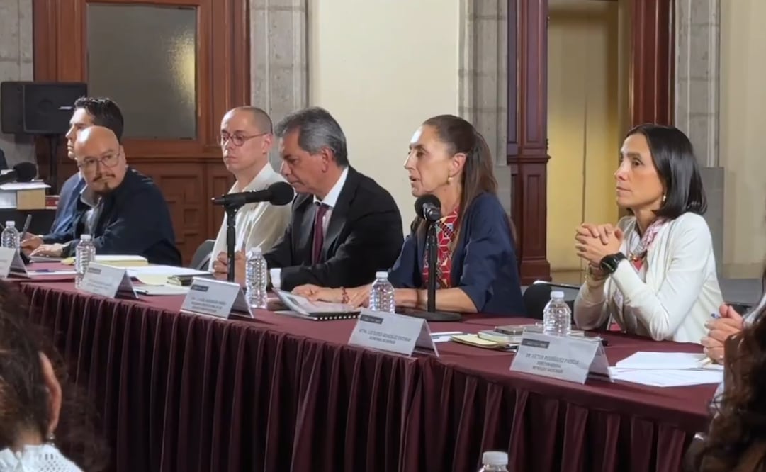 La presidenta de México, Claudia Sheinbaum, en reunión con representantes del sector gasolinero. Foto: Captura de pantalla @Claudiashein