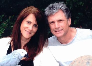 Hallan muertos a supervisora musical de "American Idol" y a su esposo; investigan el caso por homicidio