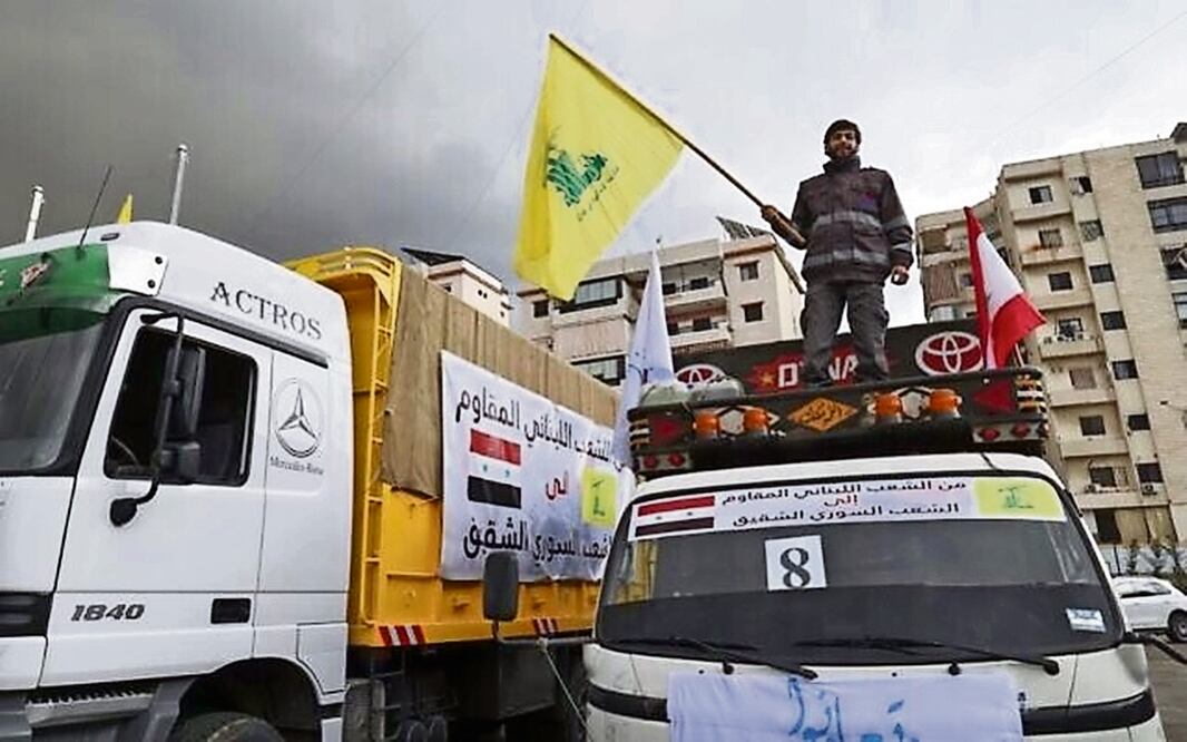 Camiones cargados con ayuda humanitaria proporcionada por el grupo chiita libanés Hezbolá (Partido de Dios) partieron hacia Siria, el 12 de febrero pasado. Foto: Anwar Amro. / AFP